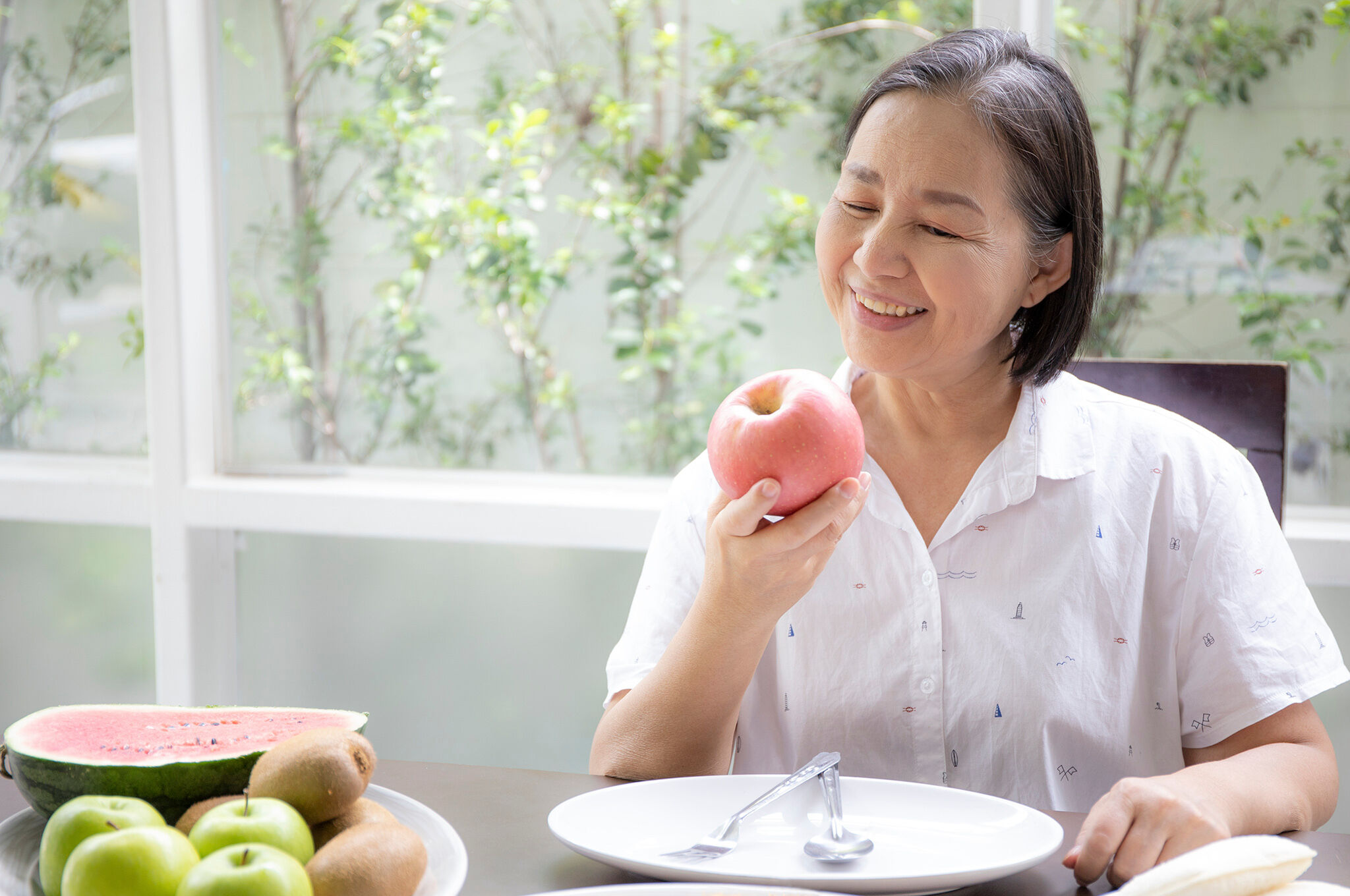 Chế độ dinh dưỡng ảnh hưởng đến cân nặng của người trung niên, người cao  tuổi như thế nào?
